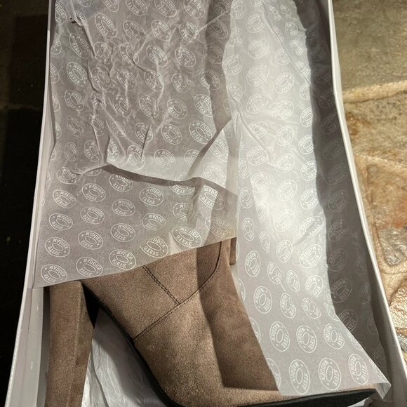 Steve Madden Suede Taupe Gorgeous Boots (Women’s 8.5)(BNIB) - Picture 3 of 4